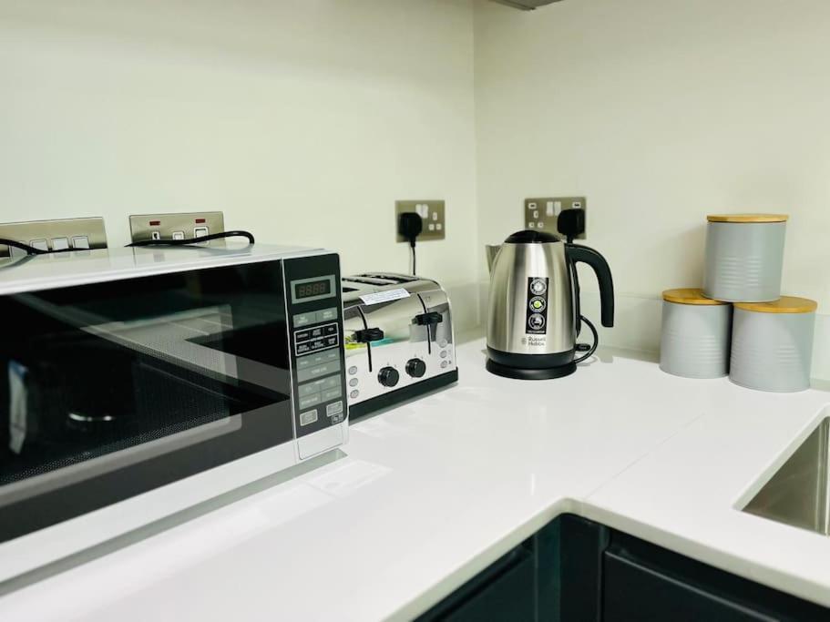 Lovely Studio Apartment With Free Parking Included! Манчестер Экстерьер фото