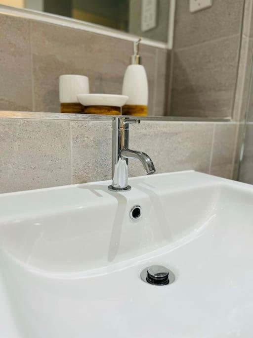 Lovely Studio Apartment With Free Parking Included! Манчестер Экстерьер фото