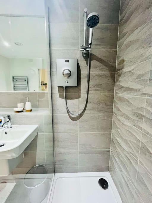 Lovely Studio Apartment With Free Parking Included! Манчестер Экстерьер фото